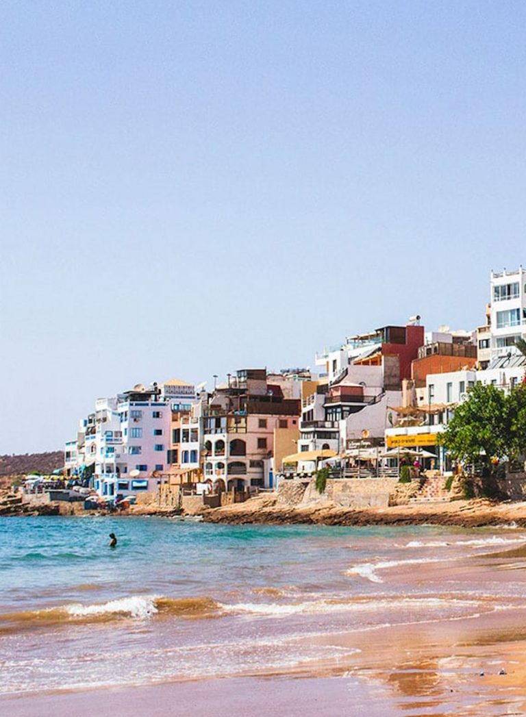 Baie de Taghazout au Maroc, spot de surf idéal pour débutants et experts avec Elhati Surf