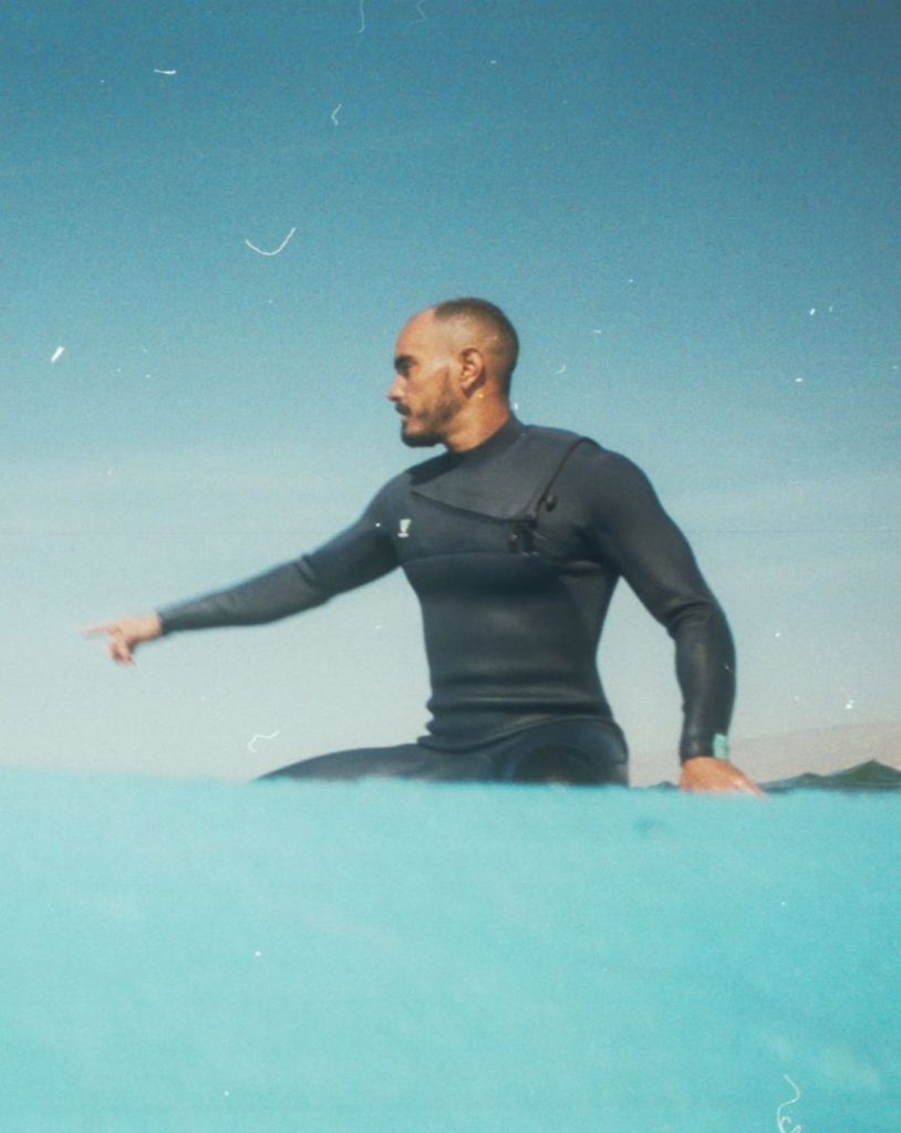 Hatim, coach de surf à Taghazout et fondateur de l’école Elhati Surf Camp au Maroc